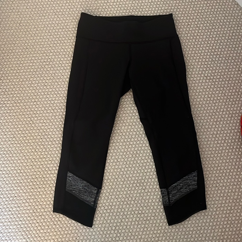 Black capri lululemon leggings.